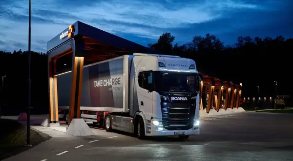 Camion électrique Scania de la nouvelle gamme, en charge dans une station moderne.