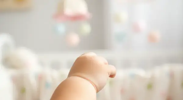 Dlaczego dziecko wkłada palce do ust? Odkryj, co to oznacza dla rozwoju