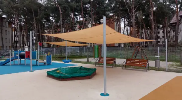 Jak zacienić plac zabaw: skuteczne metody na zapewnienie cienia