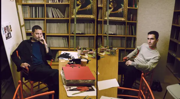 Lázaro Hernández, rodeado de libros y bocetos, reflexiona en su estudio.
