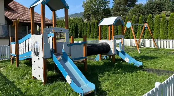 Kolorowy plac zabaw z tunelem i zjeżdżalniami. Czy taki plac zabaw wymaga pozwolenia na budowę?
