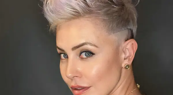 Capelli corti uomo sfumati con un ciuffo audace e un taglio moderno.