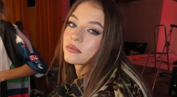 Młoda kobieta z długimi brązowymi włosami i makijażem, ubrana w panterkę. Czy to Bambi?