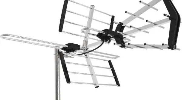 Antena do odbioru kanałów telewizji naziemnej, z elementami aluminiowymi i czarnymi mocowaniami.