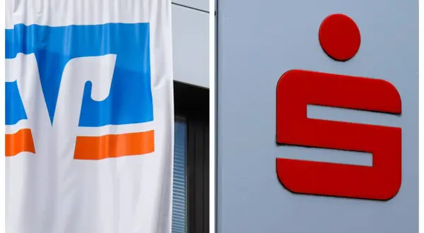 Links das Logo der Volksbank, rechts das rote "S" der Sparkasse. Ein visueller Vergleich der Banken.