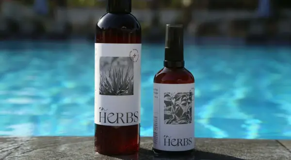 Dwa kosmetyki "en HERBS" przy basenie. Czy wiesz, eugenol co to za składnik?