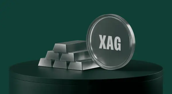 Stapel Silberbarren und eine Münze mit "XAG" deuten auf eine Silberpreis Prognose 2040 hin.