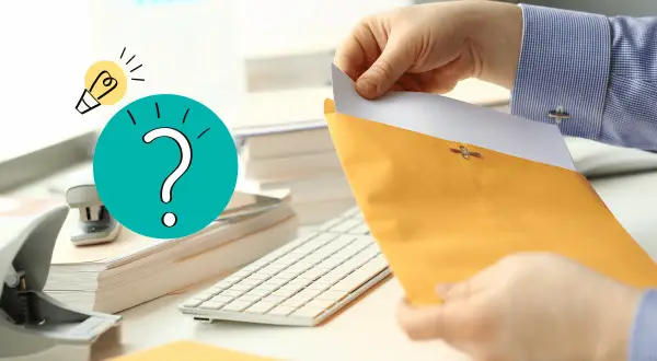 Mani che aprono una busta gialla, con un punto interrogativo e una lampadina che simboleggiano la domanda: ogni quanto arriva la bolletta della luce?
