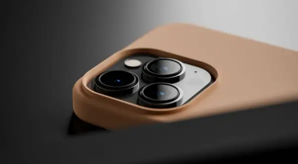 Gros plan sur le module caméra d'un smartphone, protégé par une coque en silicone TPU couleur sable.