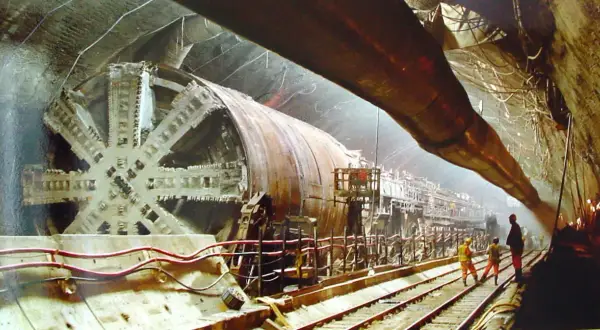 Ogromna maszyna drążąca tunel, budowa eurotunelu. Pociąg jeszcze nie przejechał, ale maszyna jest gotowa do pracy.