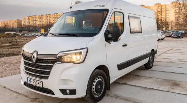 Biały kamper na bazie Renault Master 2, gotowy na przygodę.