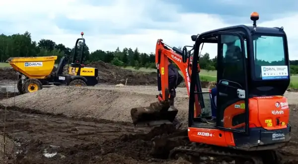 Ile kosztuje minikoparka? Wybierz mądrze: zakup, wynajem, leasing