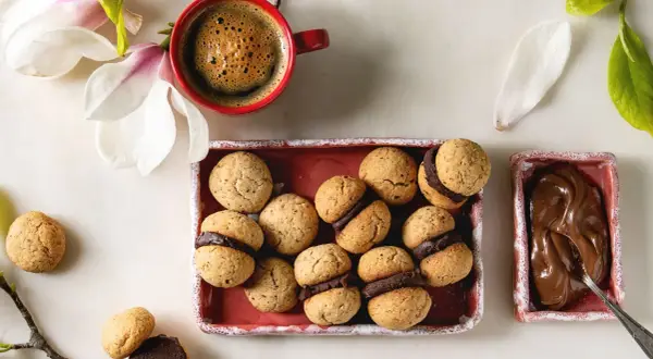 Baci di dama, un classico dolce piemontese, pronti per essere gustati con un caffè.