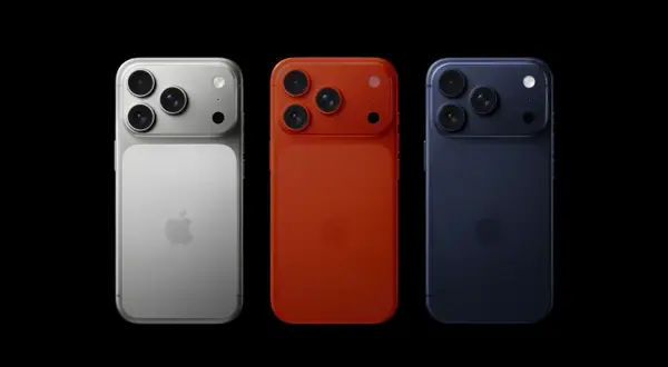 Trois iPhone 18 Pro Max : argent, rouge et bleu nuit, avec leurs blocs caméras distinctifs.