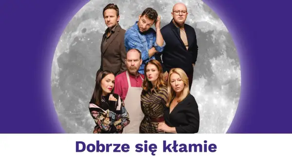 Siedem osób pozuje na tle księżyca.
