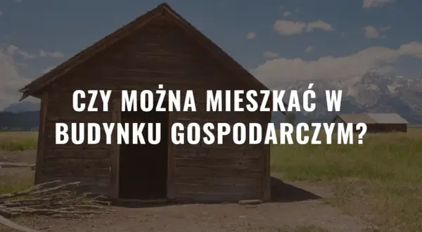 Drewniany budynek gospodarczy na tle gór i nieba.