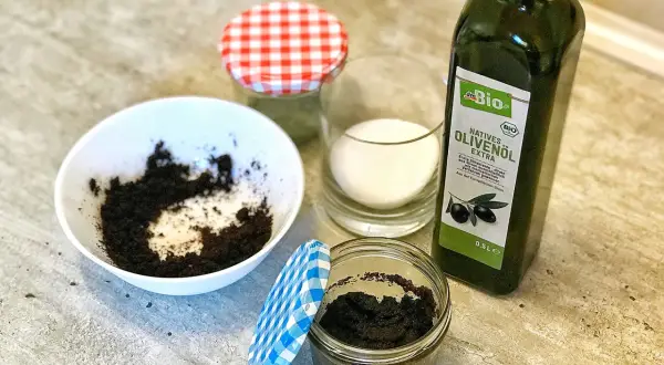 Zutaten für einen Sugar Scrub selber machen: Kaffeesatz, Zucker und Olivenöl.