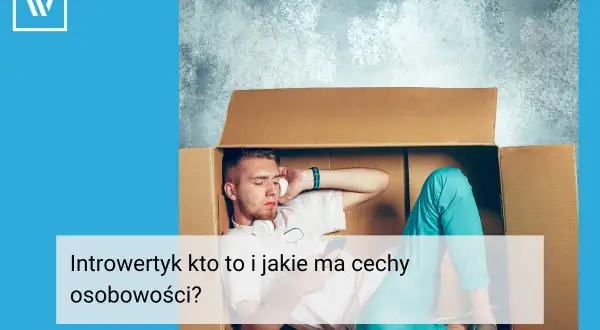 Młody mężczyzna w pudełku, słuchający muzyki. Czy to introwersja co to i jakie ma cechy?