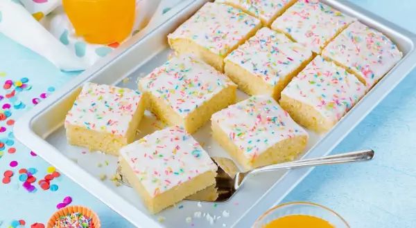 Bunter Fantakuchen, perfekt für jedes Kinderfest. Dieses Fantakuchen Rezept ist einfach und gelingt immer.
