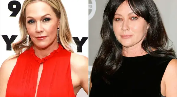 En bild i två delar: Jennie Garth i rött och Shannen Doherty i svart. De är båda kända skådespelerskor, kanske som bästa maka eller vänner.