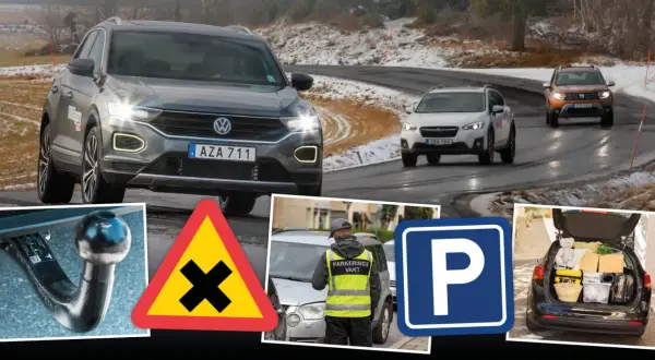 Biltest och trafikregler test. En grå Volkswagen T-Roc kör på en snöig väg, följd av en Subaru Crosstrek och en Dacia Duster. I förgrunden syns en dragkrok, en varningsskylt för korsning, en parkeringsvakt och en parkeringsskylt.