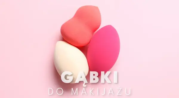 Różne rodzaje gąbek do makijażu: kremowa, łososiowa i fuksjowa, ułożone na pastelowym tle.