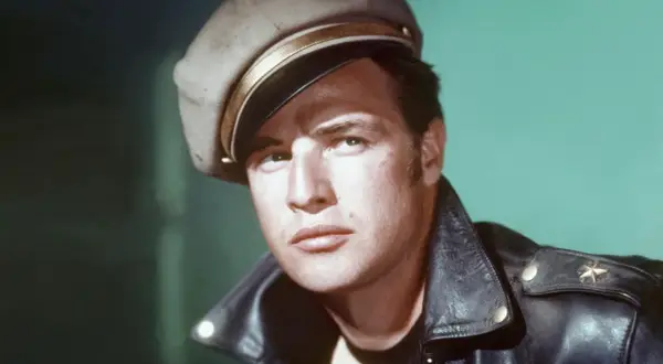 Marlon Brando w skórzanej kurtce i czapce, ikona kina. Jego spojrzenie zapada w pamięć, jak w najlepszych marlon brando filmy.