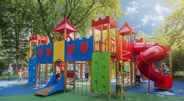 Jakie zabawki na plac zabaw wybrać, aby wspierać rozwój dzieci?