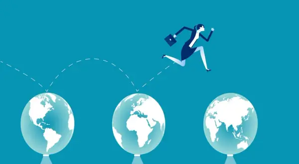 Mujer corriendo sobre globos con forma de mundo, saltando hacia nuevas oportunidades. ¡Busca becas para estudiar en el extranjero!
