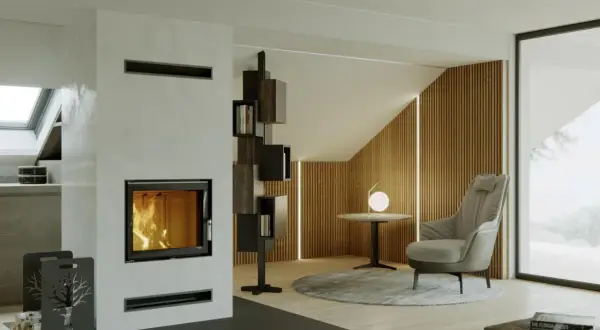 Nowoczesny kominek z widocznym ogniem, idealny na 70m2. Obok regał na książki, fotel i okrągły stolik.