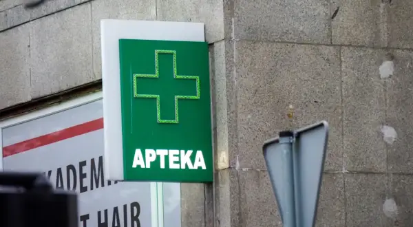 Zielony znak apteki z napisem "APTEKA". Czy kupowanie leków przez internet jest karalne? Zapytaj farmaceutę.