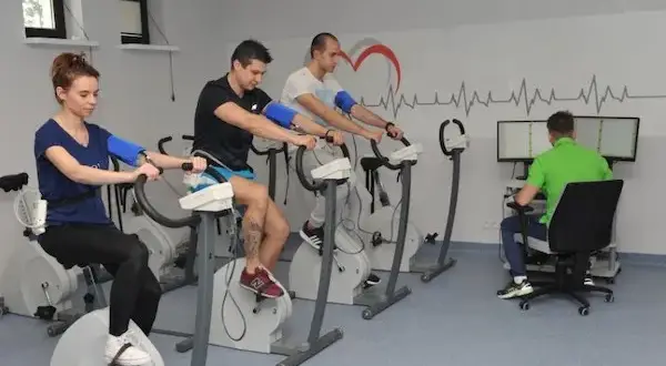 Najlepsza rehabilitacja kardiologiczna: NFZ czy prywatnie? Wybierz mądrze!