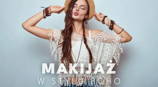 Kobieta w kapeluszu i koronkowej bluzce z frędzlami, z mnóstwem bransoletek. Jej makijaż boho podkreśla swobodny styl.