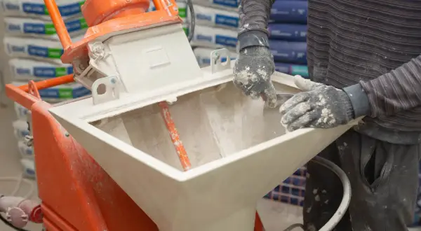 Robot do tynków maszynowych w akcji. Sprawdź, jaka jest aktualna tynki maszynowe cena i jak szybko można wykonać prace.