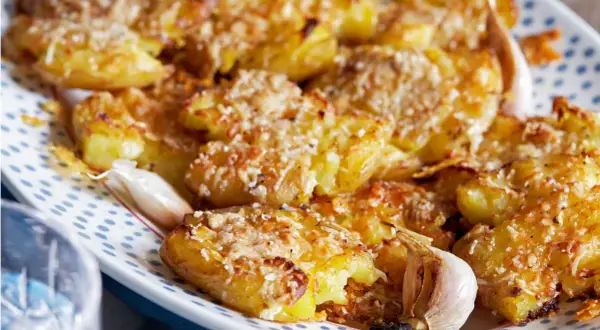 Ugnsbakade, krossade potatisar med parmesan och vitlök. En härlig rätt som passar till det mesta.