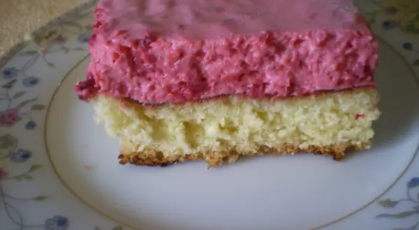 Puszysty biszkopt z warstwą kremu malinowego z mascarpone, idealny do tortu.