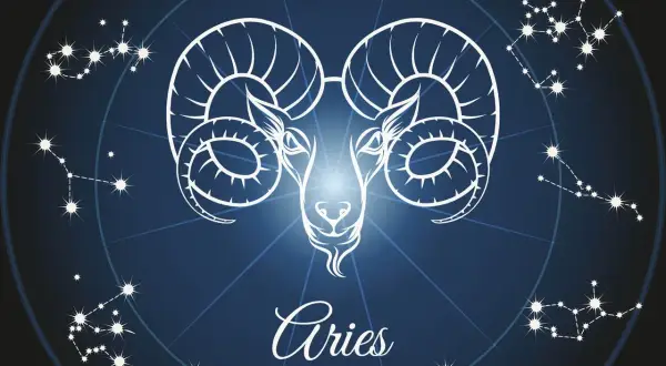 Aries, jaki to znak zodiaku? Symbol Barana otoczony konstelacjami na tle nocnego nieba.