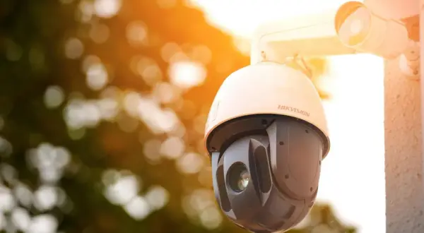 Caméra de surveillance d'entreprise Hikvision, un élément clé d'un système vidéo surveillance entreprise moderne, surveillant discrètement les environs.
