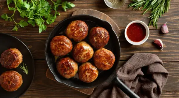 Soczyste kotlety z mięsa mielonego wieprzowego, idealne na obiad. Sprawdź ich kcal!