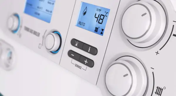 Panel sterowania kotła gazowego z wyświetlaczem pokazującym temperaturę 48°C i ikonę płomienia.