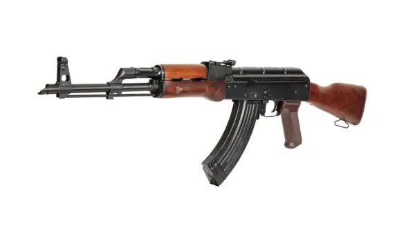 Rifle de airsoft con culata y guardamanos de madera, listo para la acción de un airsoft sniper.
