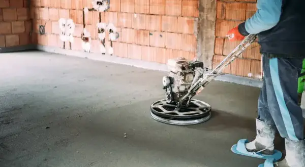 Robot do zacierania betonu wygładza świeżą posadzkę.