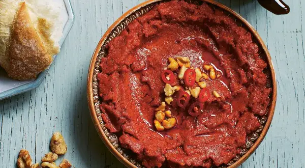 En skål med mustig muhammara, toppad med nötter och chili. Perfekt till nybakat bröd.