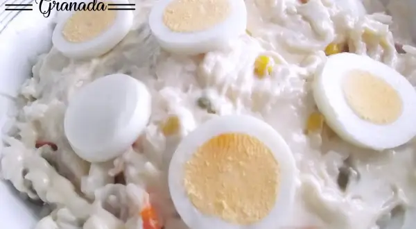 Deliciosa ensalada de arroz con mayonesa, coronada con rodajas de huevo duro. Un clásico que sabe a Granada.