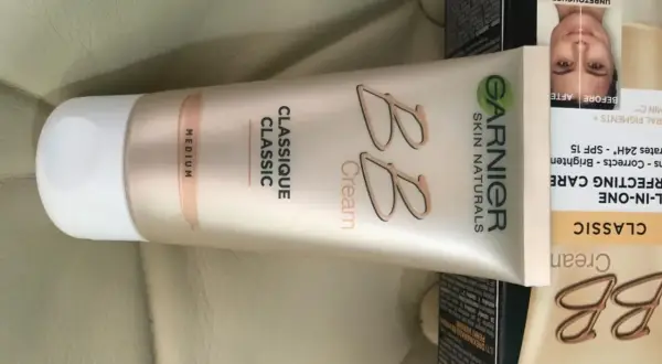 Tuba z kremem BB Garnier Skin Naturals w odcieniu Medium, obok opakowania produktu.