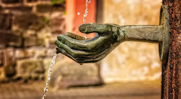 Bronzene Hände fangen Wasser auf, ein Symbol dafür, dass die auf den Herrn harren, neue Kraft schöpfen.