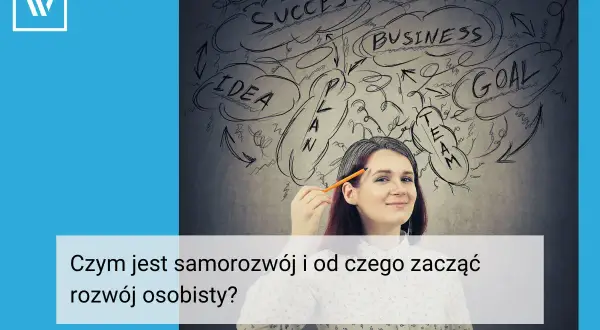 Kobieta z ołówkiem zastanawia się nad schematem "samorozwój co to". Widać słowa: IDEA, PLAN, BUSINESS, GOAL, TEAM, SUCCESS.