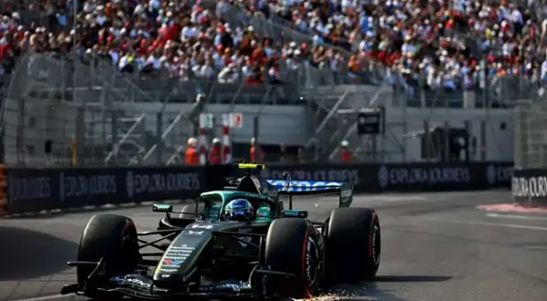 Un coche Aston Martin de F1 compite ante una multitud. Las últimas f1 noticias Aston Martin.