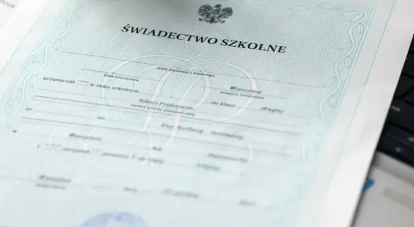 Gdzie kupić świadectwo? Tylko kłopoty! Legalne alternatywy i kary do 8 lat