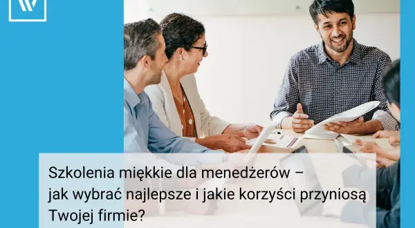 Uśmiechnięci menedżerowie dyskutują podczas spotkania. Rozważają szkolenia miękkie dla menedżerów, by rozwijać firmę.